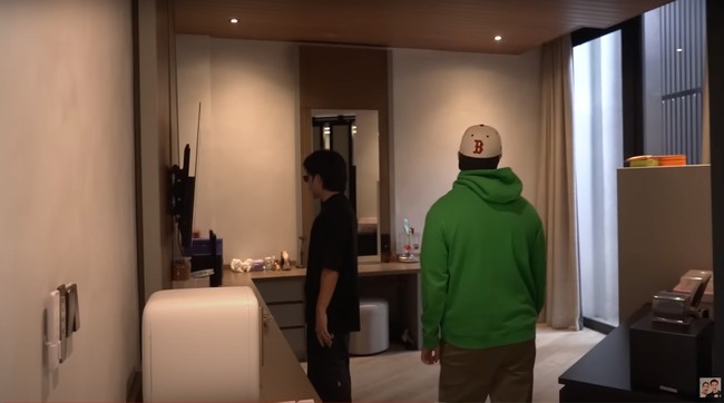 Di samping ruang tempat tidurnya terdapat ruangan khusus untuk menyimpan dan membuat susu anak-anaknya. Terlihat minimalis, ruangan tersebut juga cukup luas. Foto: YouTube/Baim Paula