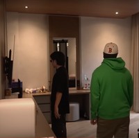 Di samping ruang tempat tidurnya terdapat ruangan khusus untuk menyimpan dan membuat susu anak-anaknya. Terlihat minimalis, ruangan tersebut juga cukup luas. Foto: YouTube/Baim Paula