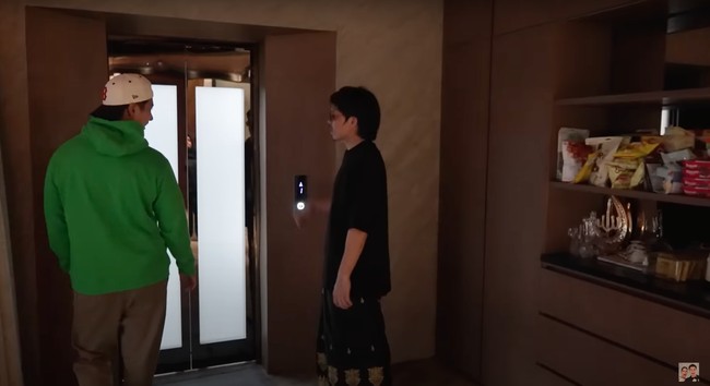 Memiliki fasilitas mewah, kamar tersebut juga dilengkapi dengan lift pribadi. Atta mengungkapkan jika lift tersebut dulu sering digunakan saat Aurel sedang hamil atau jika ada orangtua yang berkunjung ke rumahnya. Foto: YouTube/Baim Paula