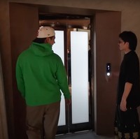 Memiliki fasilitas mewah, kamar tersebut juga dilengkapi dengan lift pribadi. Atta mengungkapkan jika lift tersebut dulu sering digunakan saat Aurel sedang hamil atau jika ada orangtua yang berkunjung ke rumahnya. Foto: YouTube/Baim Paula