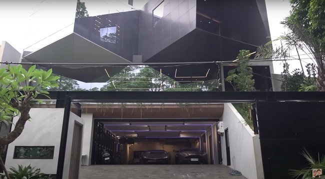 Sudah sekitar 2 bulan Atta Halilintar dan Aurel Hermansyah menempati rumah baru mereka yang mewah dan luas. Didominasi warna hitam dengan arsitektur yang unik, rumah baru Atta dan Aurel tampak begitu megah. Foto: YouTube/Baim Paula