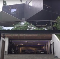 Sudah sekitar 2 bulan Atta Halilintar dan Aurel Hermansyah menempati rumah baru mereka yang mewah dan luas. Didominasi warna hitam dengan arsitektur yang unik, rumah baru Atta dan Aurel tampak begitu megah. Foto: YouTube/Baim Paula