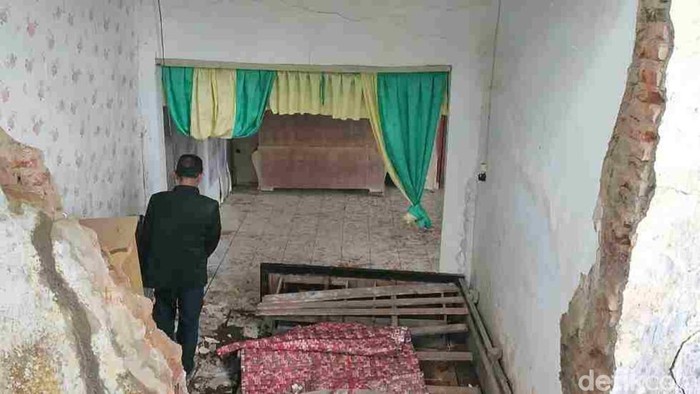 Rumah rusak di Ciamis akibat pergerakan tanah.