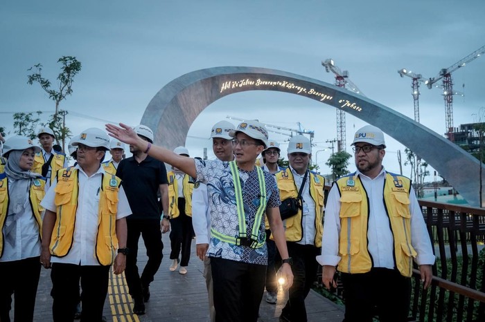 Sandiaga Uno meninjau pembangunan fasilitas pariwisata di IKN