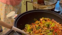Sarwendah yang begitu cekatan dapat memasak banyak menu dalam satu waktu. Ia memanfaatkan seluruh tungku kompor agar memasaknya lebih cepat selesai. Foto: Instagram/sarwendah29
