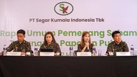 Direktur Utama PT Segar Kumala Indonesia Tbk Renny Lauren bersama Direktur Toni Soegiarto, Direktur Vianita Januarini, dan Komisaris Hendro Susilo menyampaikan paparan publik setelah Rapat Umum Pemegang Saham Tahunan (RUPST) di Jakarta.
