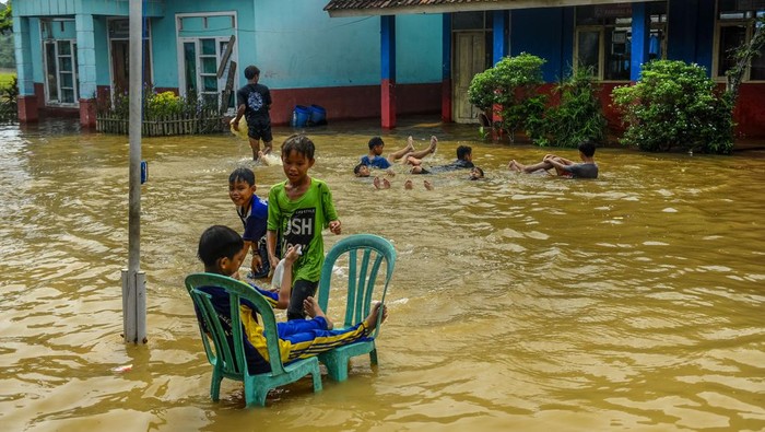Sejumlah siswa bermain air saat sekolah diliburkan karena banjir di SDN 1 Cibeureum, Lebak, Banten, Kamis (2/5/2024). Curah hujan yang tinggi di daerah tersebut mengakibatkan meluapnya sungai Cibeureum dan sungai Jamlaun yang mengakibatkan sekolah terendam banjir setinggi 60 sentimeter sehingga kegiatan belajar mengajar terpaksa diliburkan. ANTARA FOTO/Muhammad Bagus Khoirunas/nym.