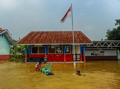Penampakan Sekolah di Lebak Terendam Banjir Akibat Luapan Sungai