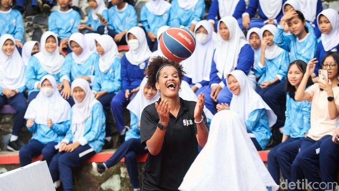 Semangat Siswa SMP Belajar Bermain Basket dari Ahlinya National Basketball Asosiation (NBA) gelar klinik pelatihan dasar bola basket untuk pelajar tingkat SD, SMP dan SMA. Salah satunya di SMPN 6 Tangsel.
