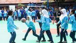 Semangat Siswa SMP Belajar Bermain Basket dari Ahlinya