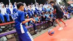 Semangat Siswa SMP Belajar Bermain Basket dari Ahlinya