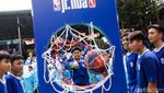 Semangat Siswa SMP Belajar Bermain Basket dari Ahlinya