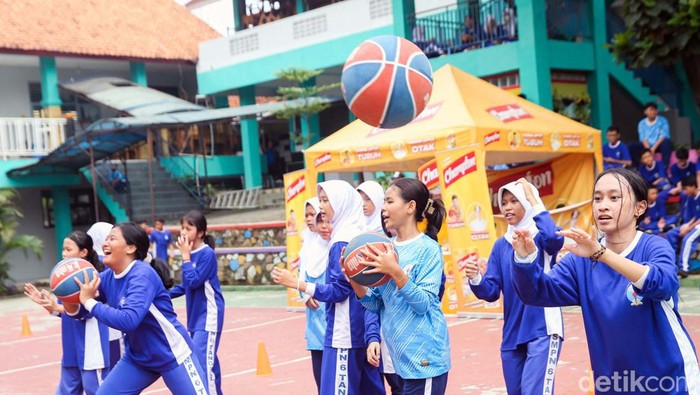 Semangat Siswa SMP Belajar Bermain Basket dari Ahlinya National Basketball Asosiation (NBA) gelar klinik pelatihan dasar bola basket untuk pelajar tingkat SD, SMP dan SMA. Salah satunya di SMPN 6 Tangsel.