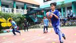 Semangat Siswa SMP Belajar Bermain Basket dari Ahlinya