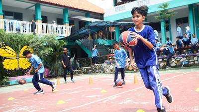 Semangat Siswa SMP Belajar Bermain Basket dari Ahlinya