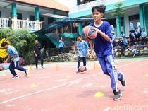 Semangat Siswa SMP Belajar Bermain Basket dari Ahlinya