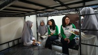 Sekolah Alam Tunas Mulia Bantar Gebang adalah sekolah informal yang menampung siswa-siswi pemulung sampah yang bertempat tinggal di sekitar Tempat Pengolahan Sampah Terpadu (TPST) di Bantar Gebang. Sekolah dengan jenjang Pendidikan mulai dari Tingkat PAUD hingga SMA ini mendapatkan pengajaran dari para tenaga sukarela sebagai guru yang mengajarkan pendidikan agama, membaca, berhitung dan beberapa mata pelajaran yang ada pada sekolah formal pada umumnya.