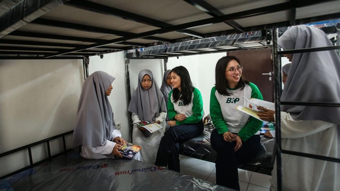 Sr.VP Marketing, PT Bina Karya Prima Aristo Kristandyo (kanan) menyerahkan simbolis kunci kepada Pendiri Yayasan Tunas Mulia Juwarto (kedua kanan) disaksikan oleh jajaran direksi PT Bina Karya Prima di asrama Sekolah Alam Tunas Mulia Bantar Gebang, Bekasi, Jawa Barat, Kamis (2/5/2024).