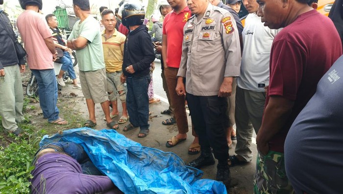 Sesosok mayat pria tanpa identitas ditemukan tergeletak di pinggir Jalan Yos Sudarso, Pekanbaru. (dok. Istimewa)