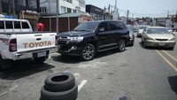 Di beberapa wilayah Abuja dan Lagos, separuh jalan dipenuhi kemacetan lalu lintas yang disebabkan oleh pemilik mobil pribadi dan supir taksi, termasuk beberapa orang yang parkir di dekat pompa bensin semalaman untuk membeli bahan bakar lebih awal.  