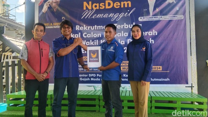 Staf Ahli Anggota DPR RI dari PAN, Muhammad Syafruddin, Jakaria, bersama Tim Penjaringan partai NasDem Kota Bima untuk Pilwalkot 2024, Kamis (2/5/2024). (Rafiin/detikBali)