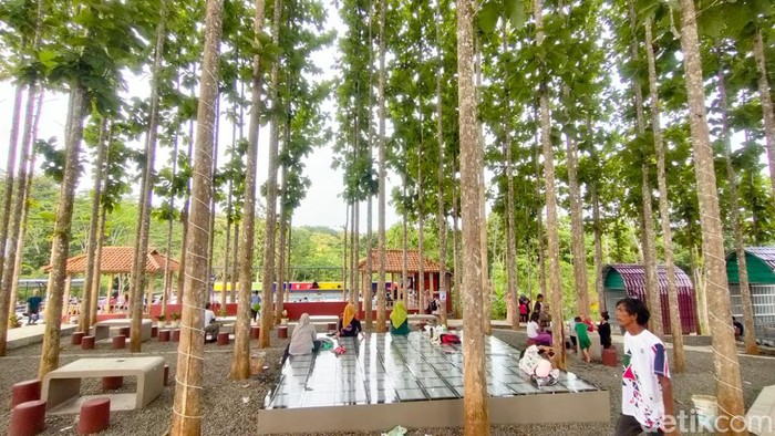 Suasana wisata Djati Emplak di Pangandaran.