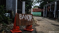 Jalan penghubung Bulak Barat Cipayung dan Pasir Putih Sawangan ini sudah seperti jalan mati. Sebab, tak ada mobilitas apa pun selain pemancing.  