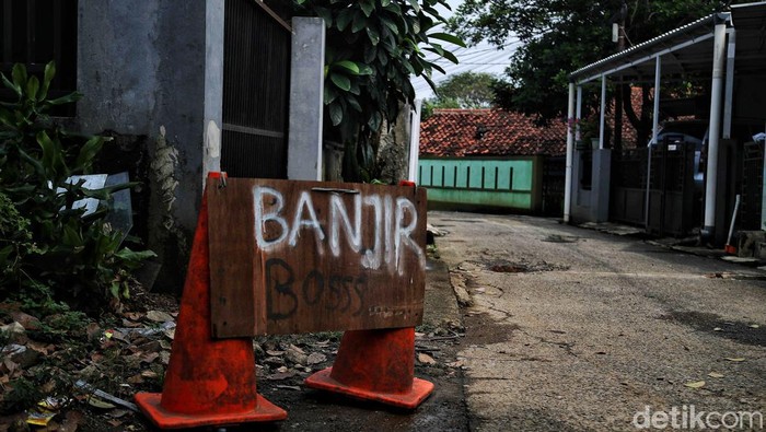 Sudah 5 Bulan, Banjir di Cipayung Depok Tak Kunjung Surut Banjir masih merendam rumah warga di RT 04 RW 08, Keluarahan Cipayung, Kota Depok, Jawa Barat, sejak 5 bulan lalu. Ini penampakannya.