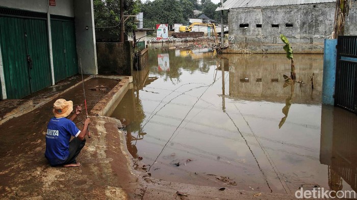 Banjir masih merendam rumah warga di RT 04 RW 08, Keluarahan Cipayung, Kota Depok, Jawa Barat, sejak 5 bulan lalu. Ini penampakannya.