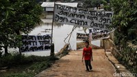 Terhitung sudah 5 bulan banjir memutus permanen akses jalan warga sekitar.  