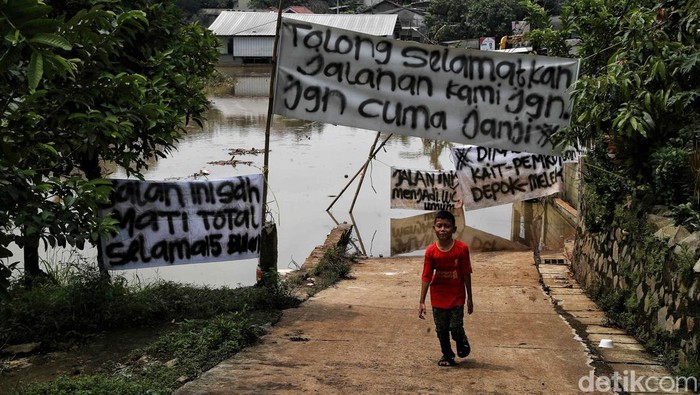 Sudah 5 Bulan, Banjir di Cipayung Depok Tak Kunjung Surut Banjir masih merendam rumah warga di RT 04 RW 08, Keluarahan Cipayung, Kota Depok, Jawa Barat, sejak 5 bulan lalu. Ini penampakannya.