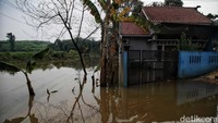 Warga yang rumahnya terendam banjir sudah mengungsi sejak April lalu.  