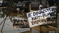 Warga berharap pemerintah segera mencari solusi supaya banjir cepat surut.  