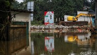 Warga menyebutkan, sejak banjir, wilayah tempatnya tinggal bak kota mati. Akses jalan alternatif Bulak Barat Cipayung dan Pasir Putih Sawangan pun putus sehingga mereka harus memutar jauh ketika beraktivitas.  
