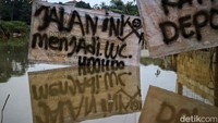 Jalur alternatif yang menghubungkan Bulak Barat dan Pasir Putih tidak bisa dilewati secara permanen sejak akhir tahun 2023. Kini, ketinggian banjir mencapai 1,5 meter dari permukiman.  