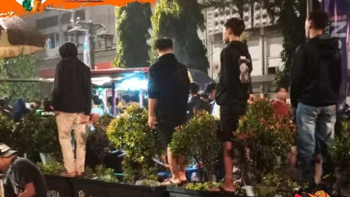 Foto penonton nobar menginjak tanaman saat nonton bareng, Selasa (29/4) malam.