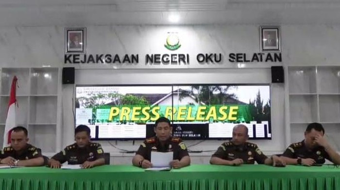 Tim Jajaran Kejari OKU Selatan melakukan pres release.