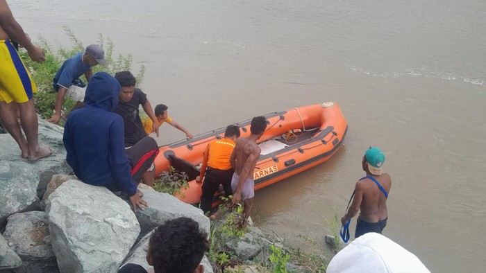 Tim SAR mencari remaja hilang tenggalam saat mandi di Sigi.