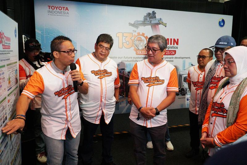 Kemnaker Apresiasi Penyelenggaraan TMMIN Logistic Skill Contest --Menteri Ketenagakerjaan Ida Fauziyah (keempat kanan) dan Wamenaker Afriansyah Noor (kedua kanan) didampingi jajaran Presiden Direktur PT Toyota Motor Manufacturing Indonesia (TMMIN) Nandi Julyanto (ketiga kiri),  Wakil Presiden Direktur TMMIN Bob Azam (kedua kiri), tengah mendengar penjelasan dari Direktur TMMIN Widjanarko ((kiri) mengenai pelaksanaan  TMMIN Logistics Skill Contest sebagai salah satu program pelatihan yang sistematis dan berkelanjutan dalam upaya pengembangan sumber daya manusia (SDM) di TMMIN guna meningkatkan daya saing industr nasional, di kawasan Pusat Logistik Berikat (PLB) Puninar Logistik, Cilincing, Jakarta Utara, Rabu (1/5). Melalui kegiatan skill contest, TMMIN terus berupaya meningkatkan perkembangan SDM, termasuk kompetensi dan keahlian-keahlian khusus yang relevan dengan kebutuhan industry yang tak hanya berdampak pada peningkatan produktifitas namun juga menjaga aspek keselamatan secara konsisten dan berkelanjutan.
