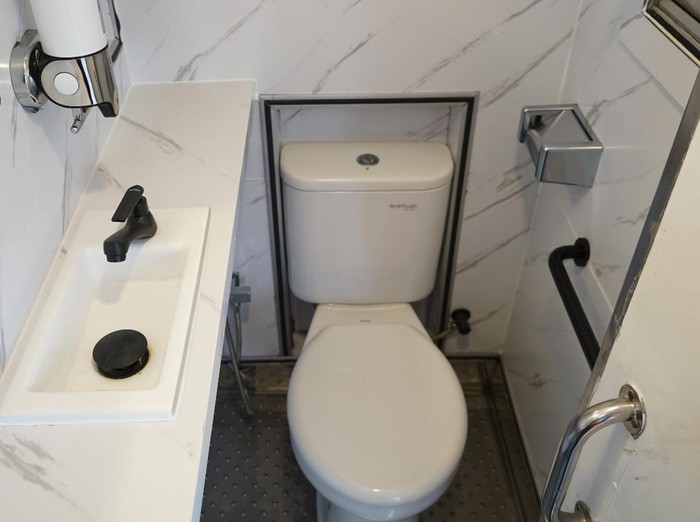 Toilet di kereta api jarak jauh