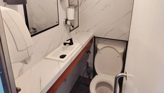 Toilet di kereta api jarak jauh