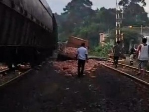 Sopir Tak Nurut ke Petugas KAI, Truk di Muara Enim Ringsek Tertabrak KA