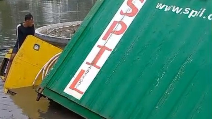 Truk tercebur di Kolam Makale Tana Toraha.