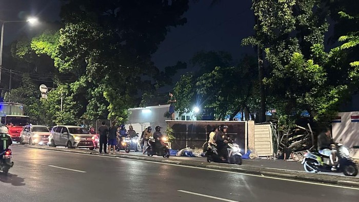 Truk Terguling di Jalan Raya Bogor Arah Cijantung, Lalin Tersendat