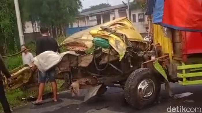 Truk tertabrak KA Jayabaya di Beji Pasuruan