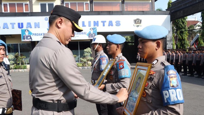 Upacara PTDH dua anggota Polres Lamongan