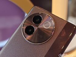 Menggenggam Vivo V30e 5G, HP Rp 4 Jutaan Bodi Tipis Baterai Besar