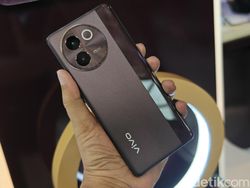 Menggenggam Vivo V30e 5G, HP Rp 4 Jutaan Bodi Tipis Baterai Besar