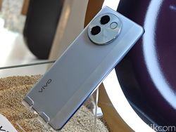 Menggenggam Vivo V30e 5G, HP Rp 4 Jutaan Bodi Tipis Baterai Besar