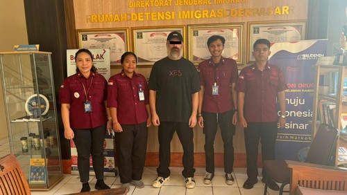 Vladimir Kolesov (48), WN Rusia perusak Restoran Capri Bali, dideportasi, Kamis (2/5/2024). (Dok. Kanwil Kemenkumham Bali)